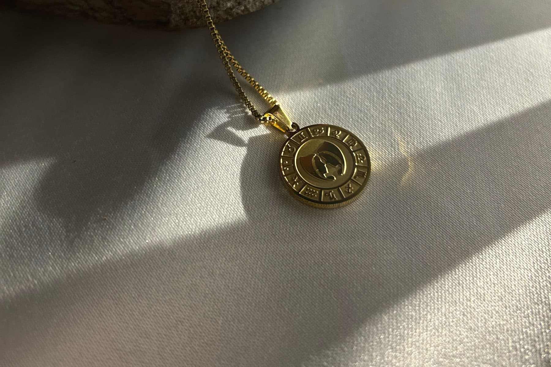 Collar Estrella del Norte en plata 925 con baño de oro 18k, la pieza firma de Caro Sáez